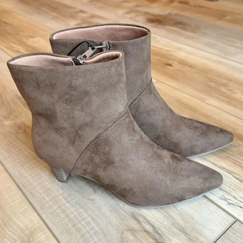 NWOTUniversal Thread Frances Brown Suede Zip-Up Booties Ankle Boots Size 6 1/2
